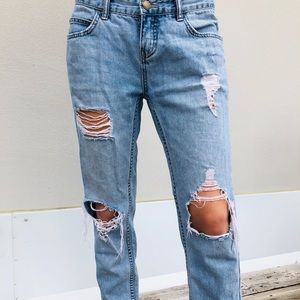 Lightwash Billabong ripped jeans